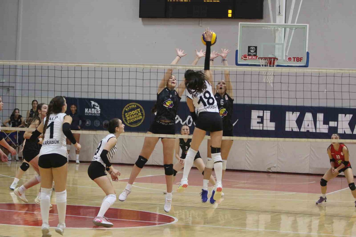 Yenişehir Kapalı Spor Salonu'nda Karabük Gençlikspor, Gebze Gençlik Spor'u 3-0 yendi