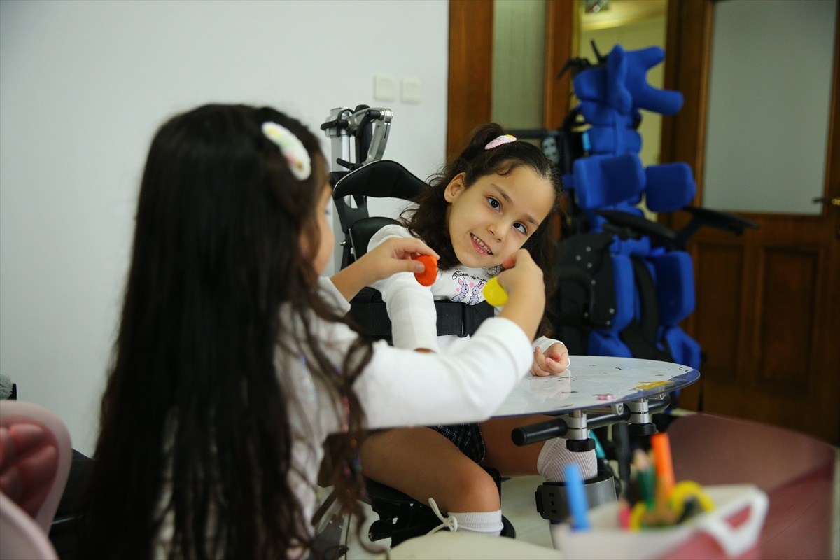 Adana'da 6 yaşındaki Kumsal, serebral palsili ikizi Masal'ın gelişimine destek oluyor