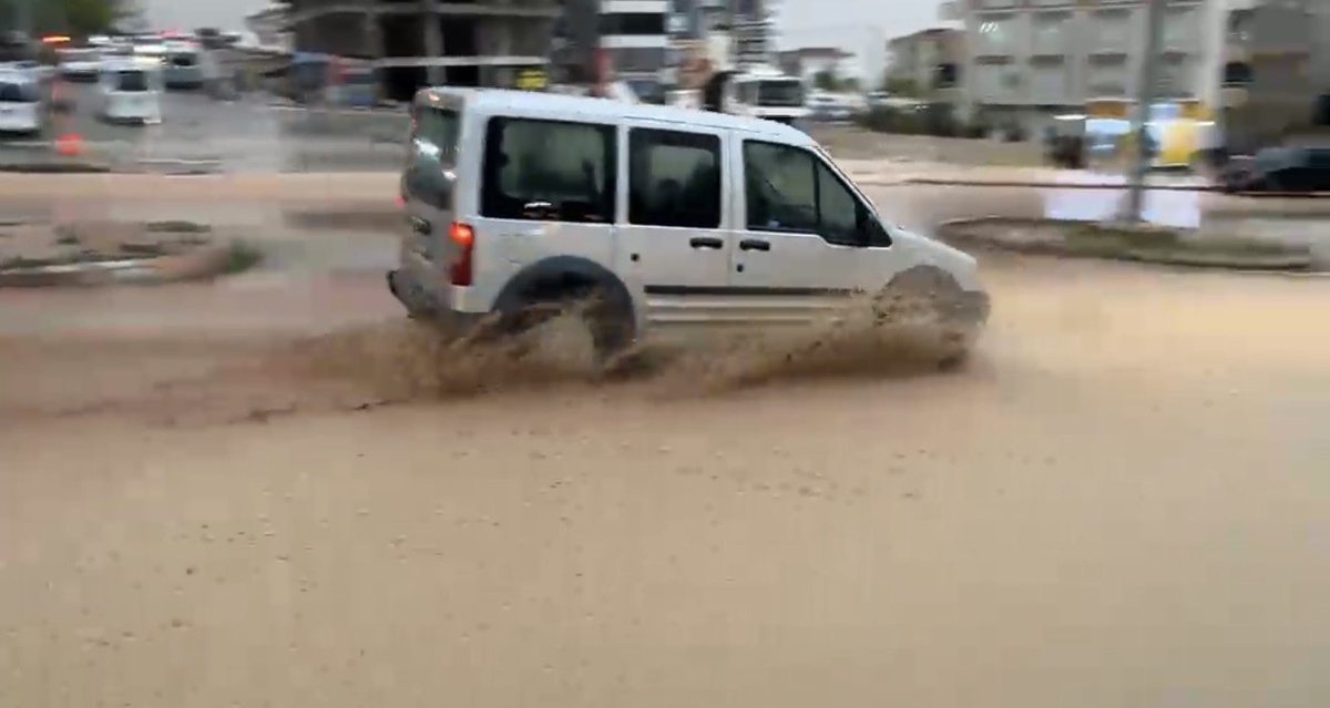 Adıyaman Besni'de sağanak cadde ve sokakları göle çevirdi, sürücüler zor anlar yaşadı