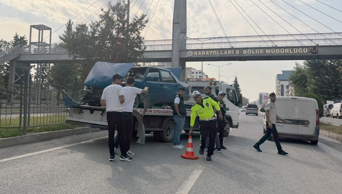 Adıyaman'da kontrolden çıkan otomobil refüje çıktı, kazada yaralanan olmadı