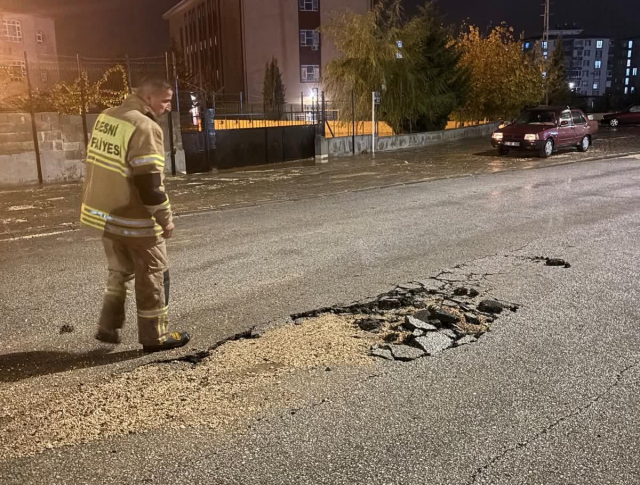 Adıyaman’da sağanak yağmur; araçlar suya gömüldü, caddeleri su bastı