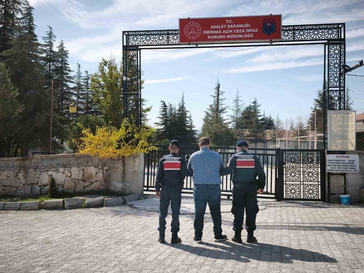 Afyonkarahisar'da jandarma, aranan 50 kişiyi gözaltına aldı, 15'i tutuklandı