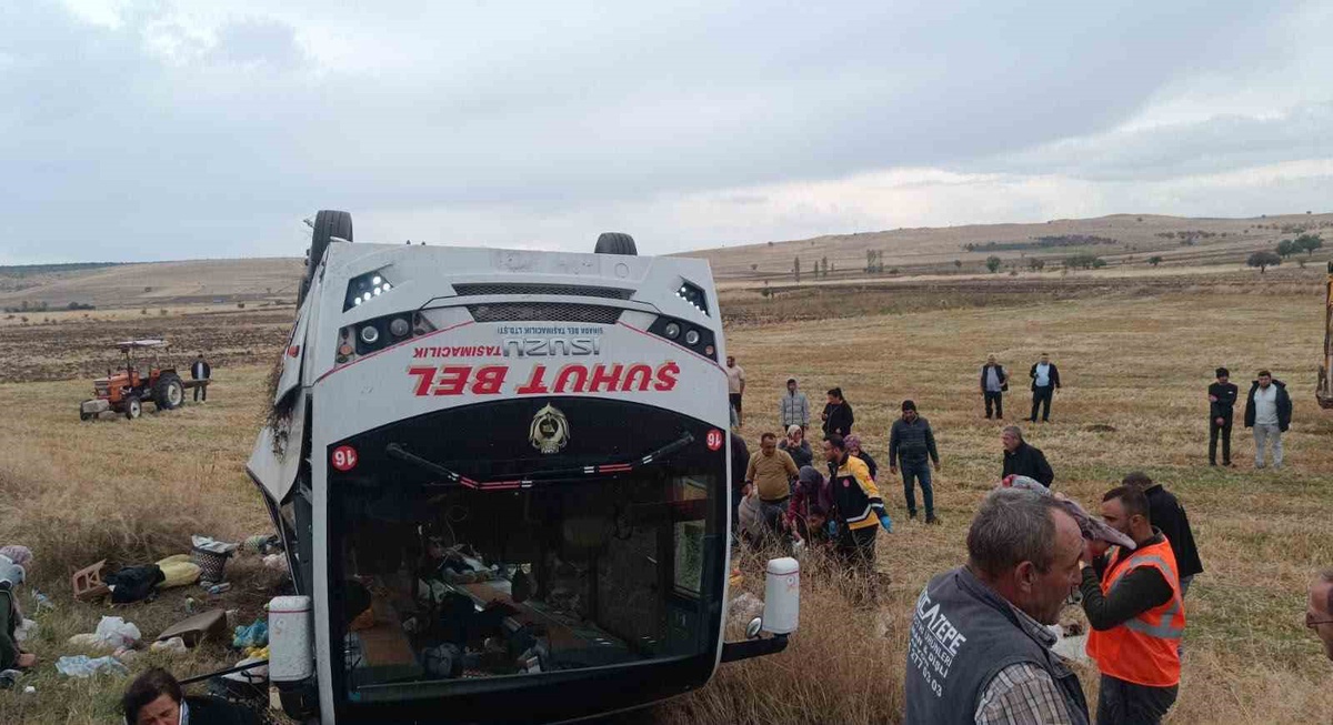 Afyonkarahisar'da midibüs şarampole devrildi, ilk belirlemelere göre 25 kişi yaralandı