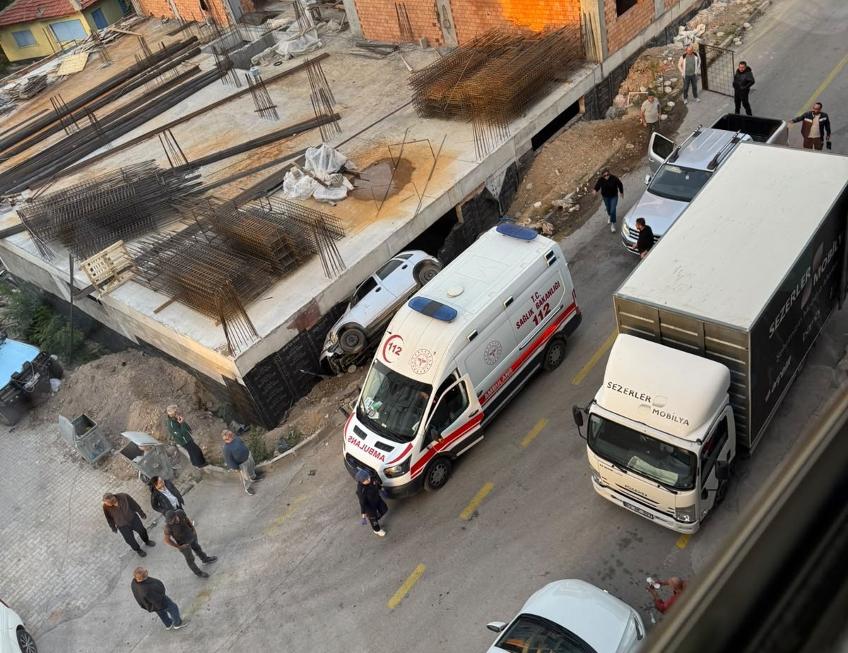 Afyonkarahisar Emirdağ'da otomobil inşaat temeline düşerek 1 kişiyi yaraladı