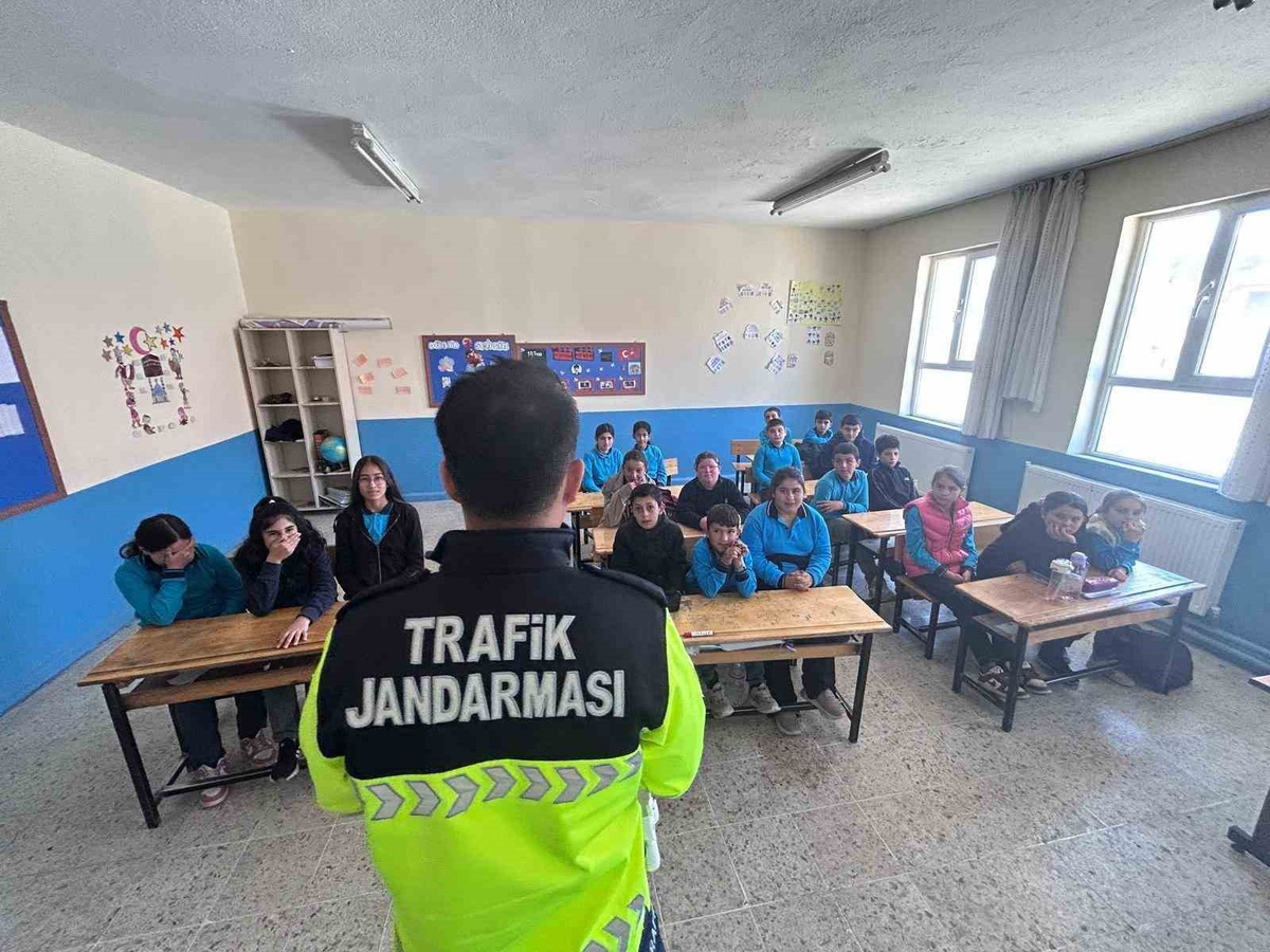 Afyonkarahisar İl Jandarma Komutanlığı, 503 öğrenciye trafik eğitimi verdi.