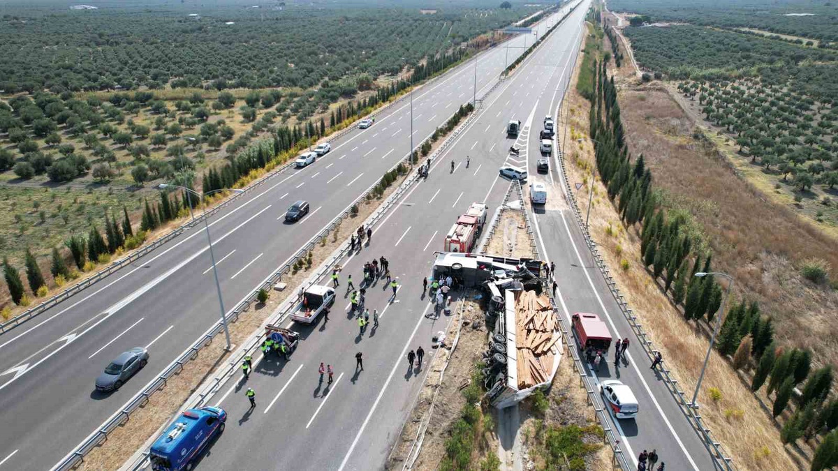 Akhisar'daki 11 ölümlü kazada otobüs şoförü ve çekici sürücüsü tutuklandı