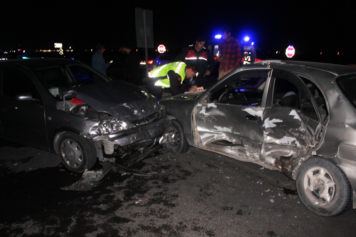 Aksaray'daki kavşakta iki otomobil çarpıştı, 2'si çocuk 7 kişi yaralandı.