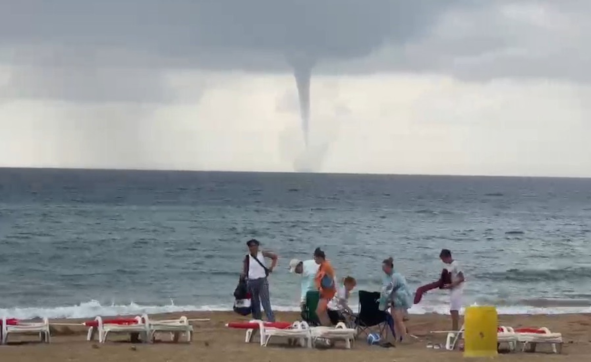 Alanya'da İncekum Halk Plajı açıklarında peş peşe üç hortum oluştu