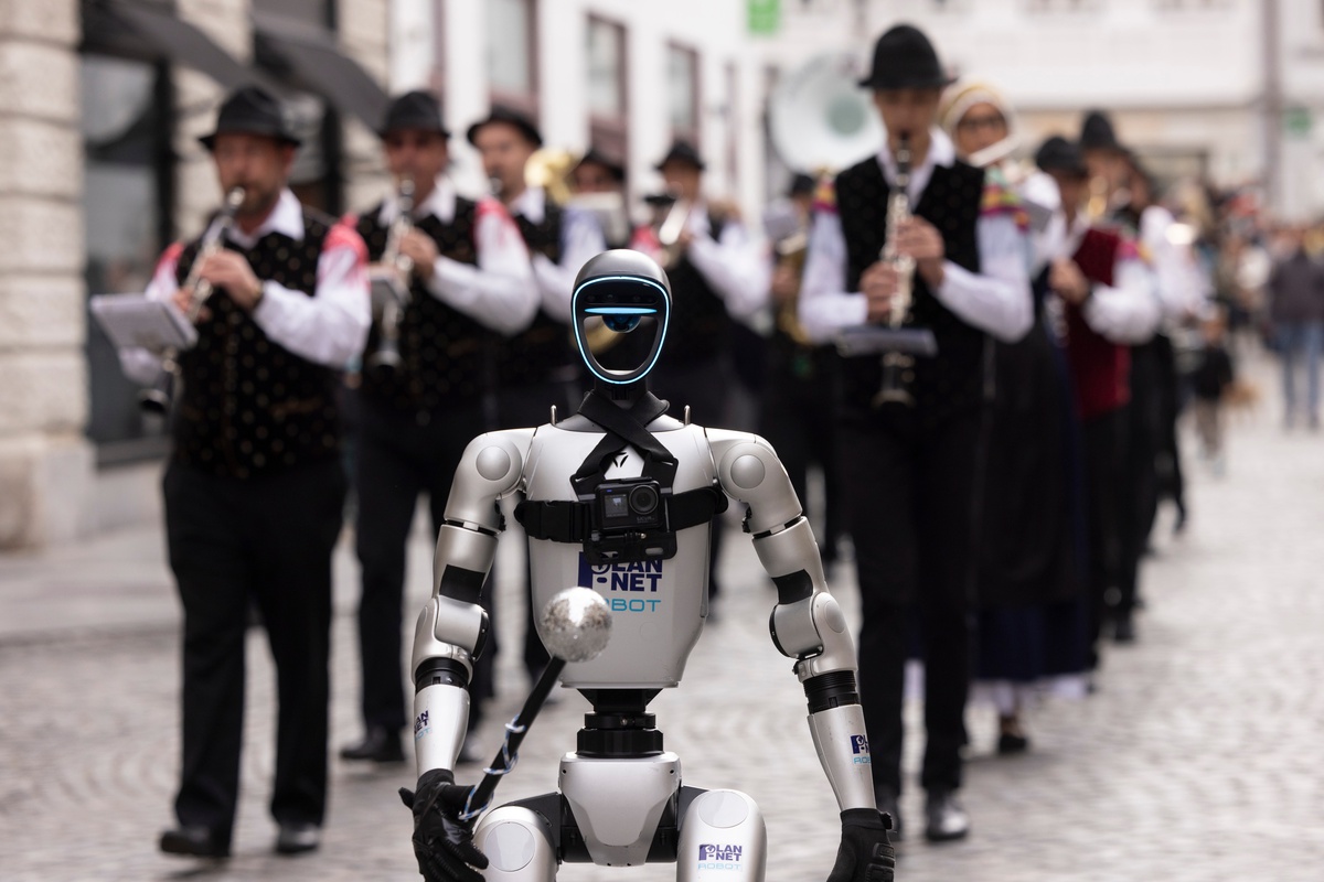 Albüm: Çinli robot üreticisi Unitree'ye ait robot, Slovenya'da orkestra yönetti
