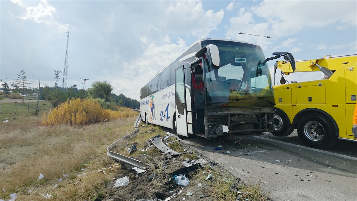 Anadolu Otoyolu Gerede geçişinde otobüs ile tır çarpıştı, 2 kişi yaralandı