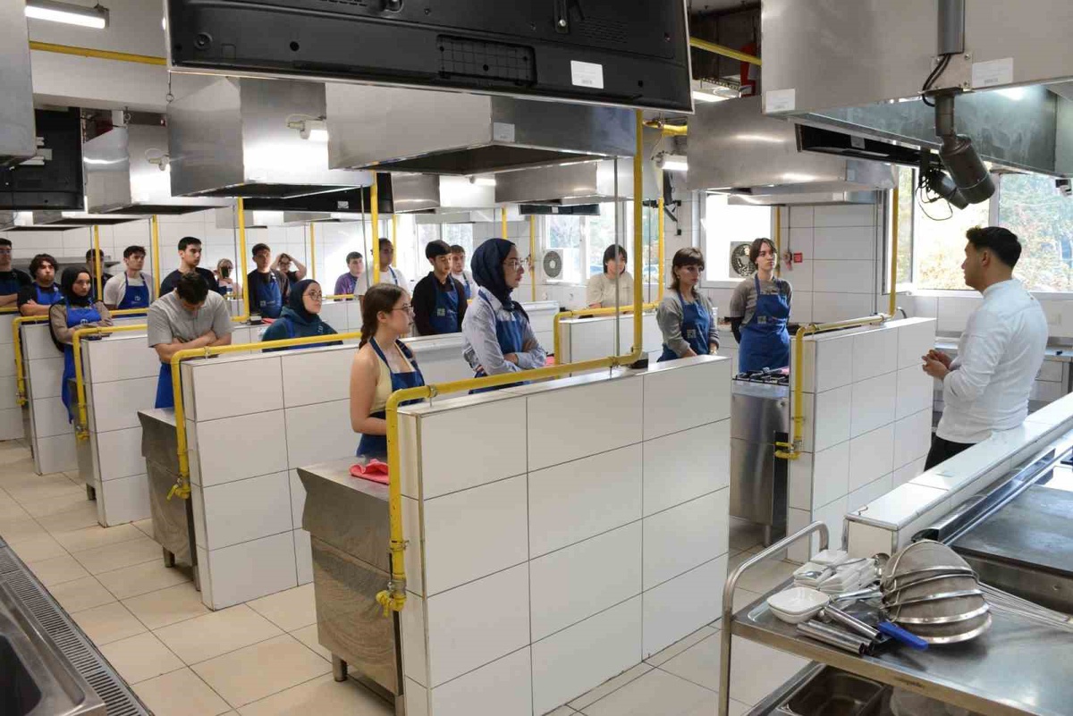 Anadolu Üniversitesi Gastronomi Kulübü, Turizm Fakültesi'nde pizza atölyesi düzenledi