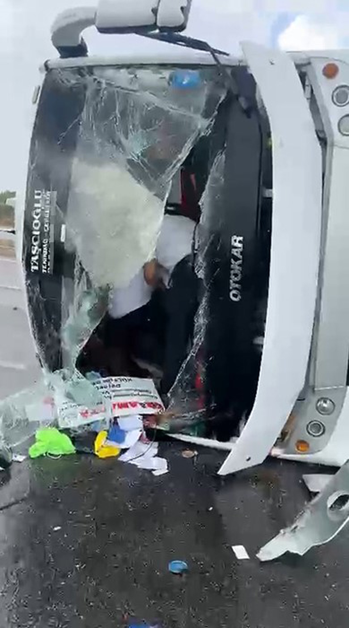 Antalya Aksu'da midibüs bariyerlere çarpıp devrildi, yaralılar var