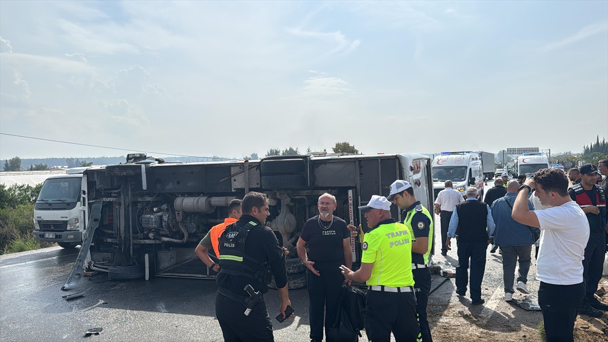 Antalya Aksu'da midibüs devrildi, ilk belirlemelere göre 5 kişi yaralandı