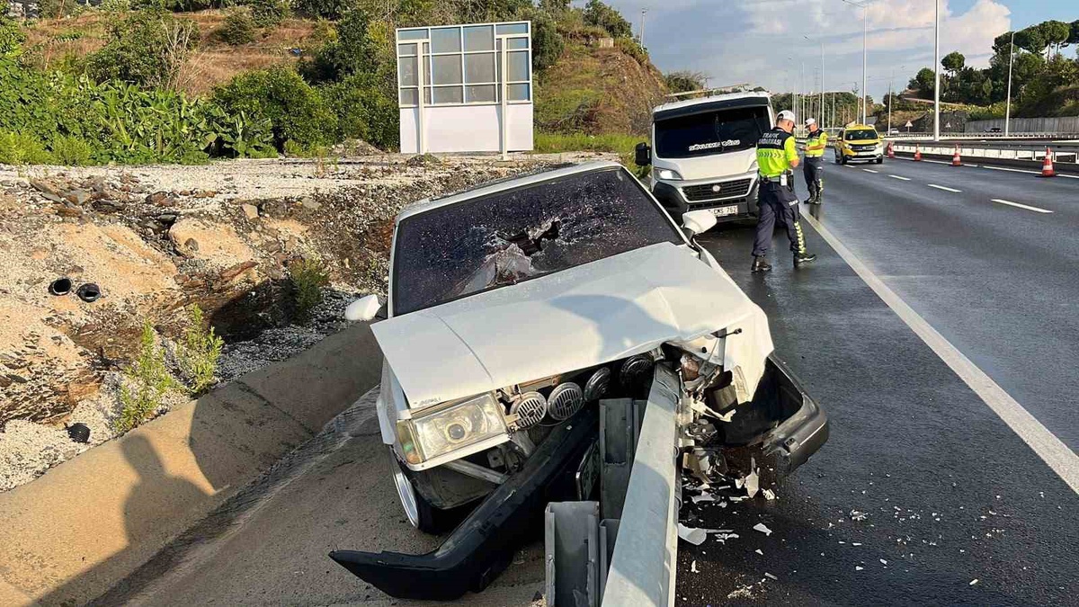 Antalya Alanya'da kontrolden çıkan otomobil demir bariyerlere çarptı, sürücü yaralandı