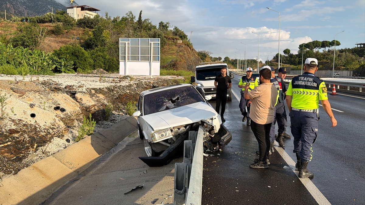 Antalya Alanya'da otomobil demir bariyere saplandı, sürücü yaralandı