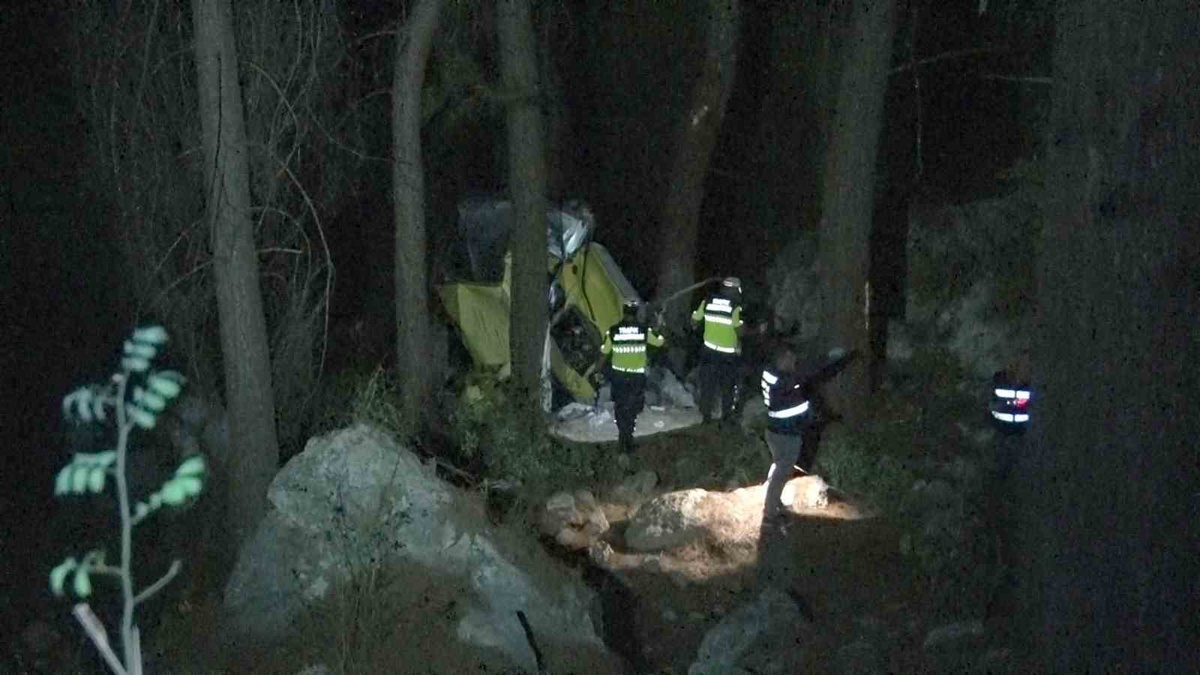 Antalya Konyaaltı'da 50 metrelik uçurumdan yuvarlanan araçta ölü sayısı 3'e yükseldi
