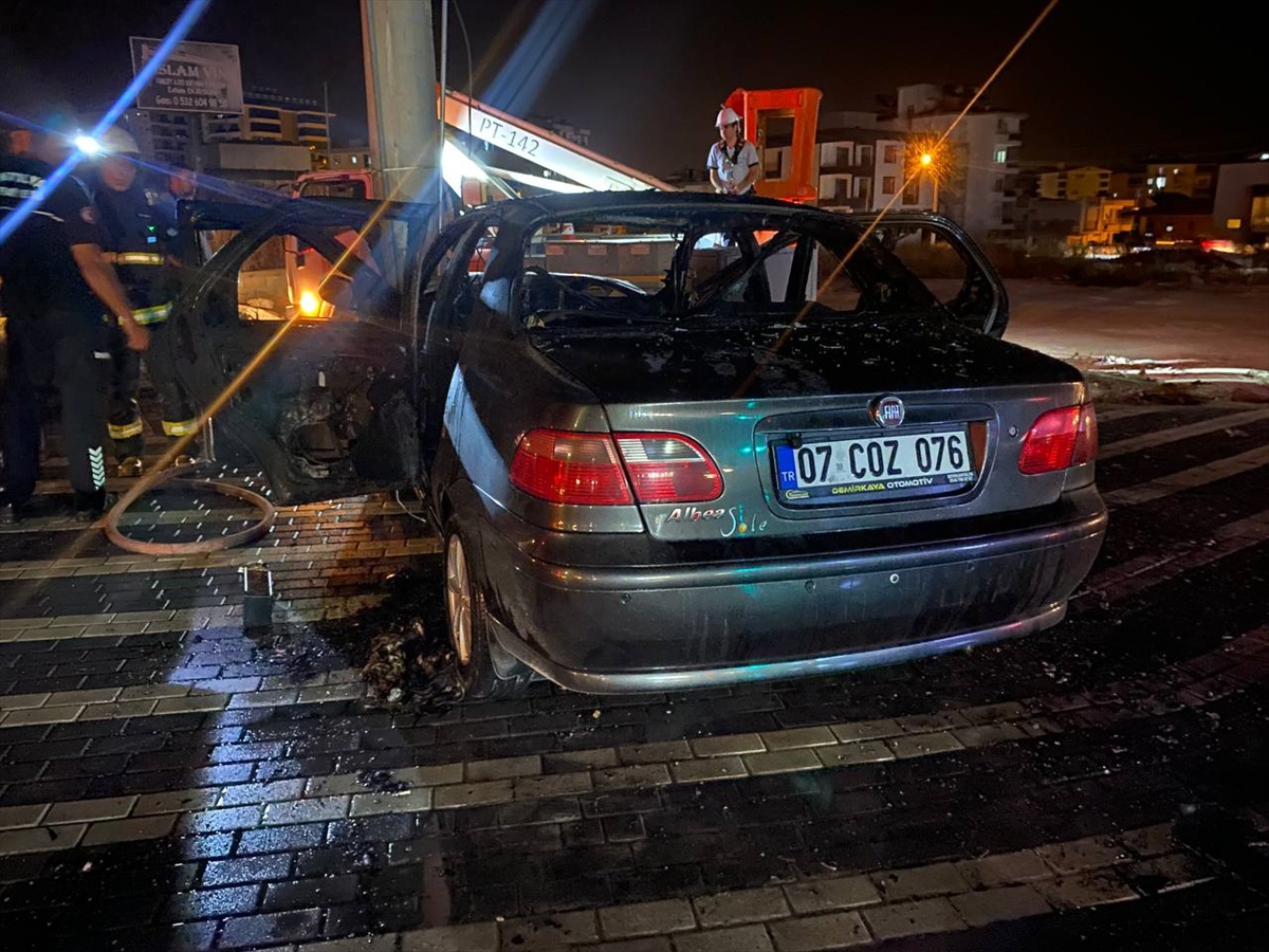 Antalya Serik'te iki otomobil çarpıştı, 2 kişi yaralanırken bir otomobil alev aldı