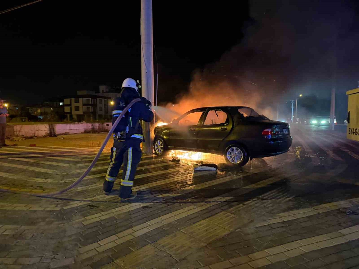 Antalya Serik'te iki otomobil çarpıştı, bir araç alev alıp yandı; 2 kişi yaralandı
