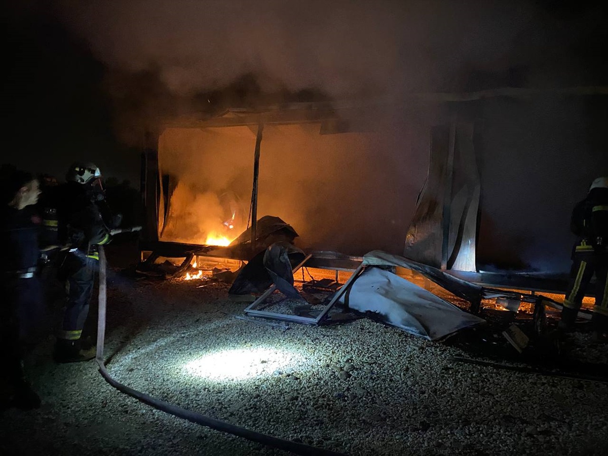 Antalya Serik'te konteyner evde çıkan yangın söndürüldü, ev kullanılamaz hale geldi.