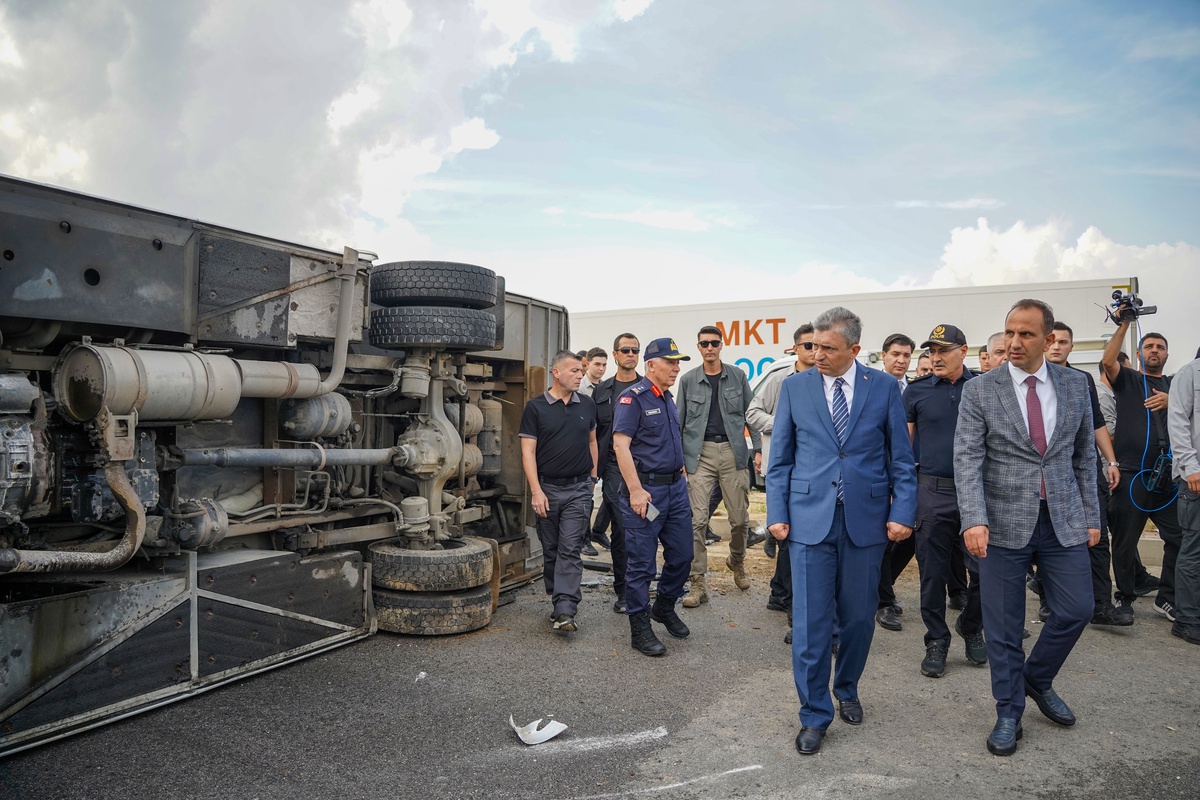 Antalya Valisi Şahin, midibüs kazasında ağır yaralının durumu kritik değil dedi