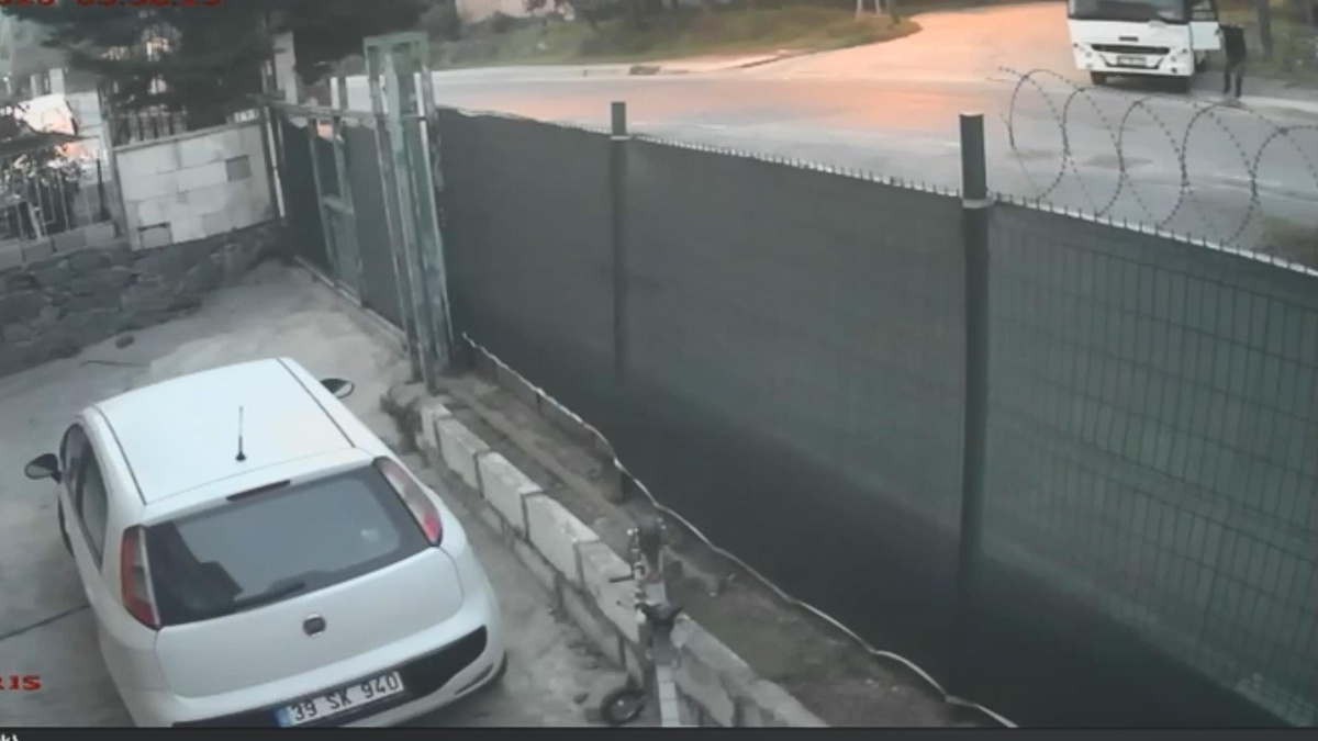 Arnavutköy'de freni tutmayan servis midibüsü bahçeye girip otomobil ve römorka çarptı
