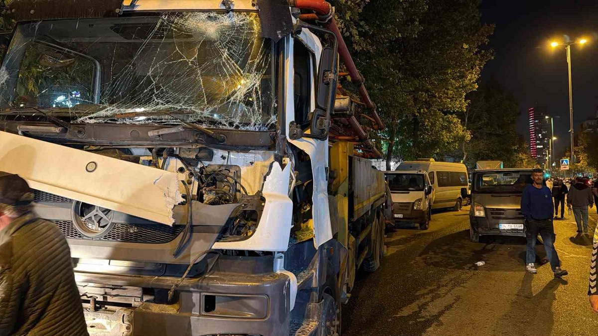 Avcılar'da beton pompası iddiaya göre el freni çekilmeyince 7 araca çarptı
