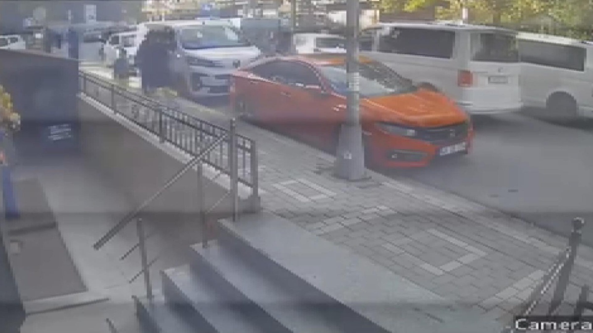 Avcılar'da esnafı darbeden ters yönden gelen sürücü yakalandı, 180 bin lira ceza aldı