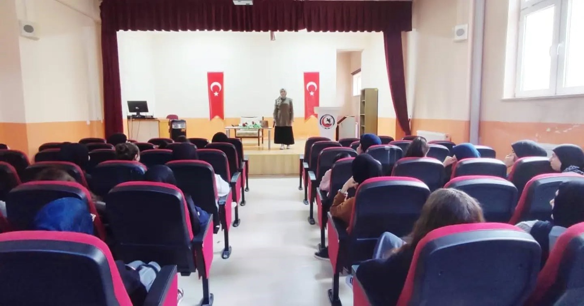 Bayburt İl Müftülüğü gençlere aile ahlakı konferansları düzenliyor