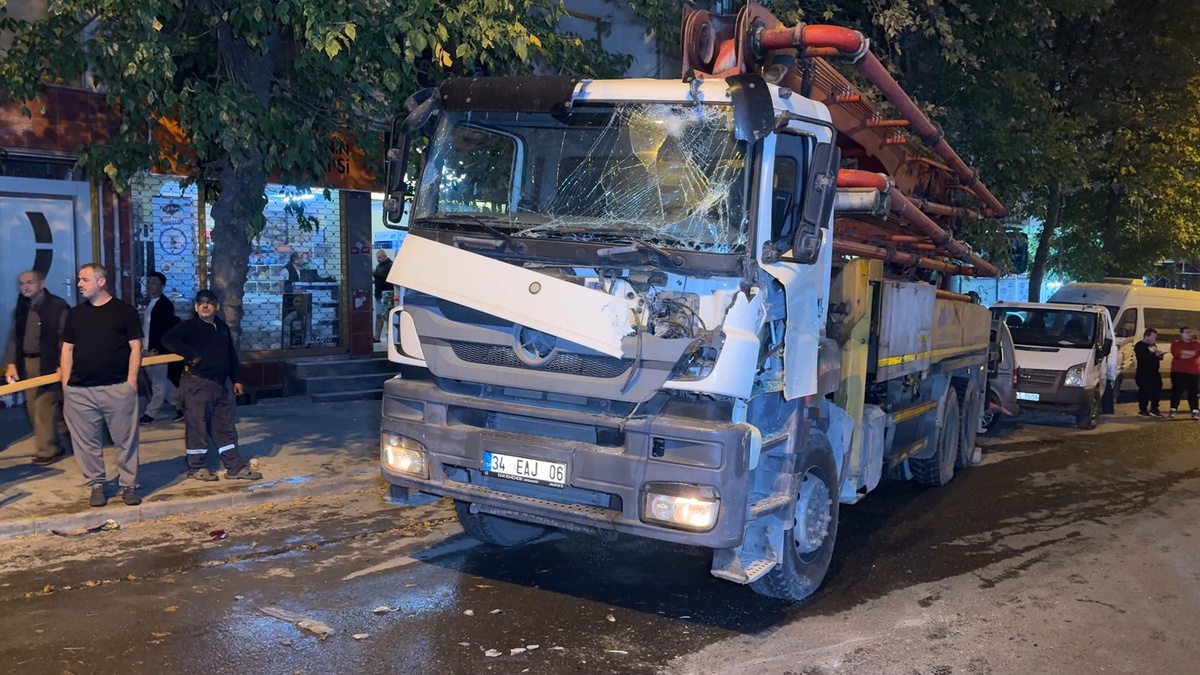 Beton pompası şoförü el frenini çekmeden inince araç Avcılar'da 7 araca çarptı