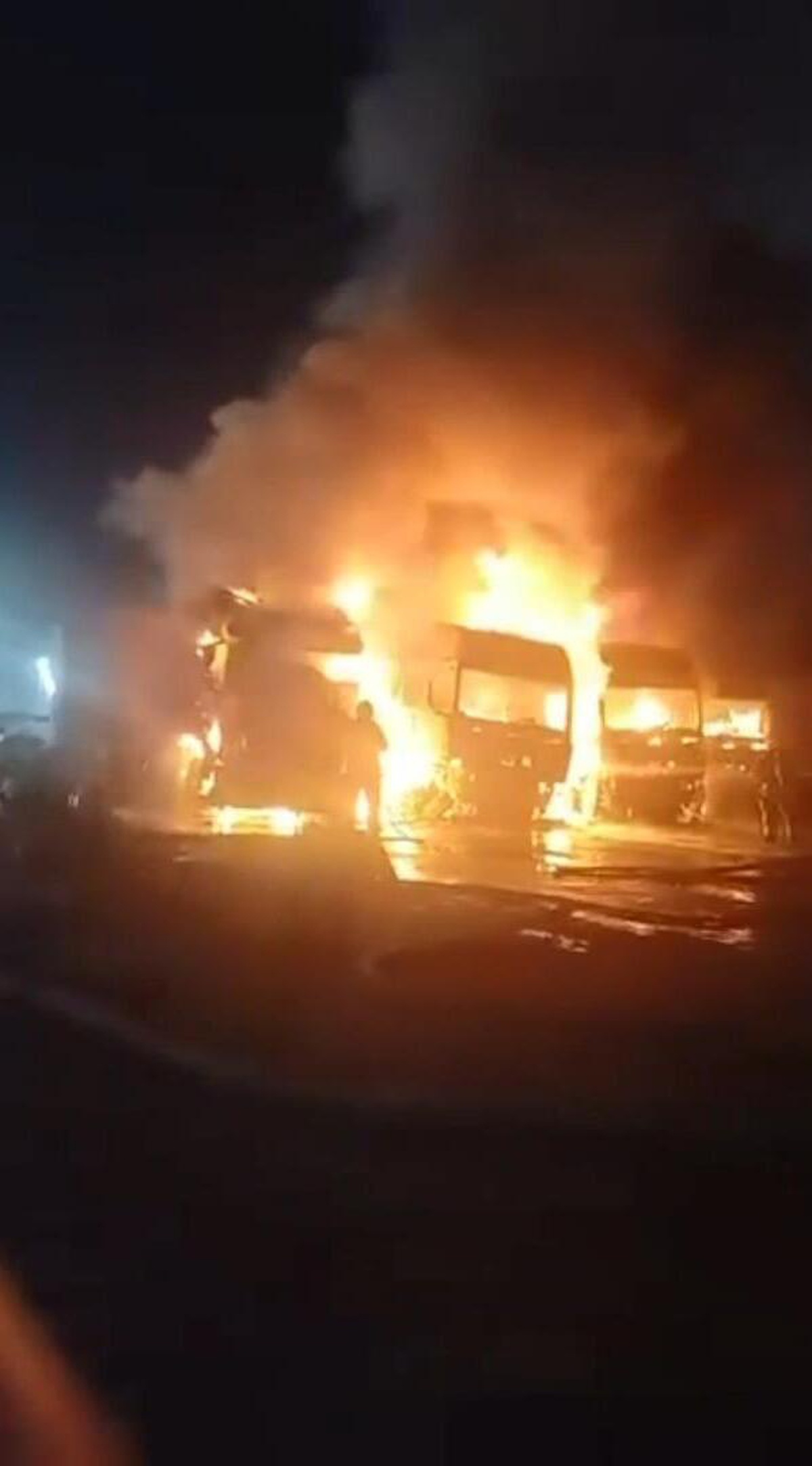 Beylikdüzü'nde 4 TIR'ı yanıcı maddeyle ateşe veren şüpheliler aranıyor