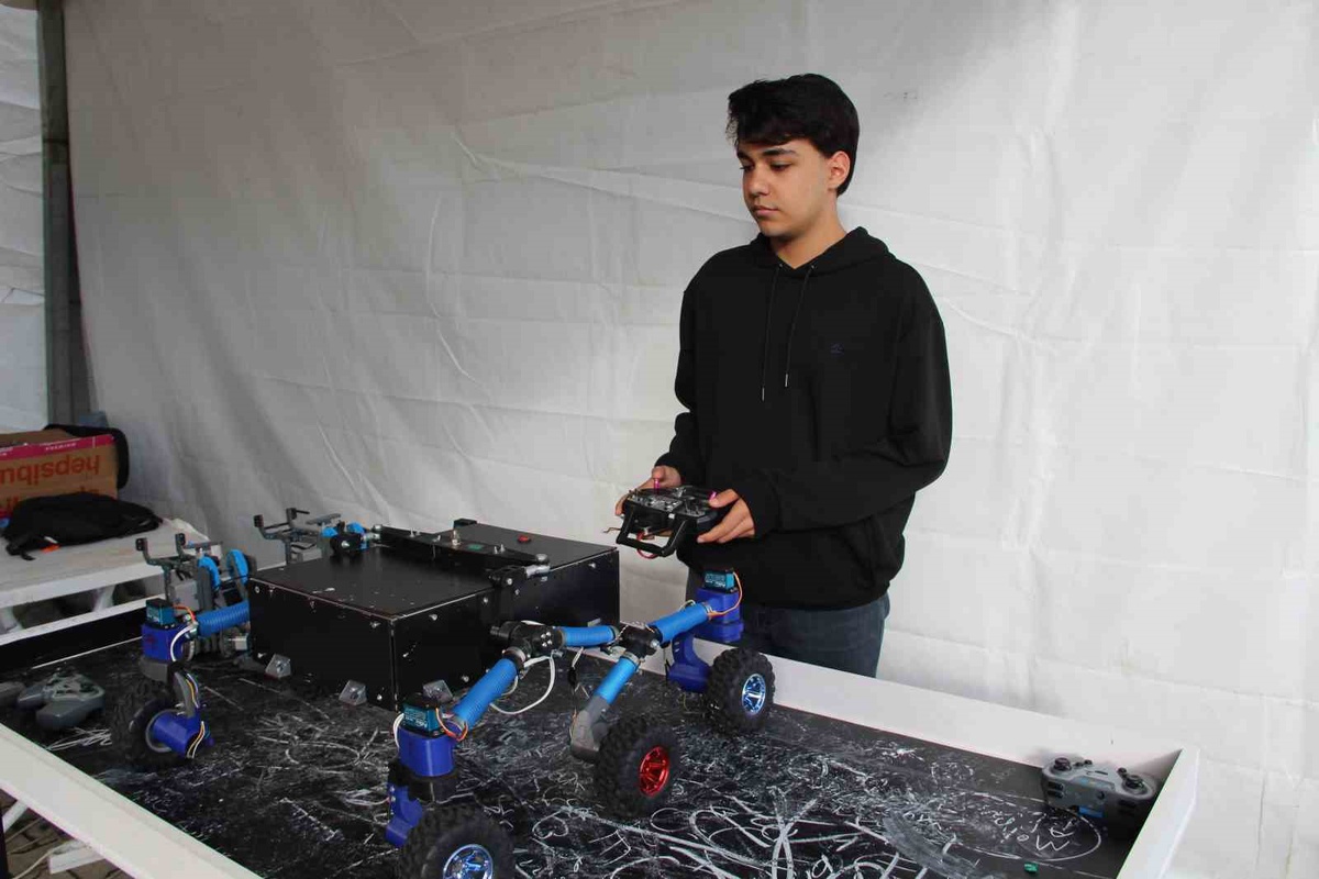 Bingöl'de lise öğrencisi, enkaz ve maden için arama kurtarma robotu geliştirdi