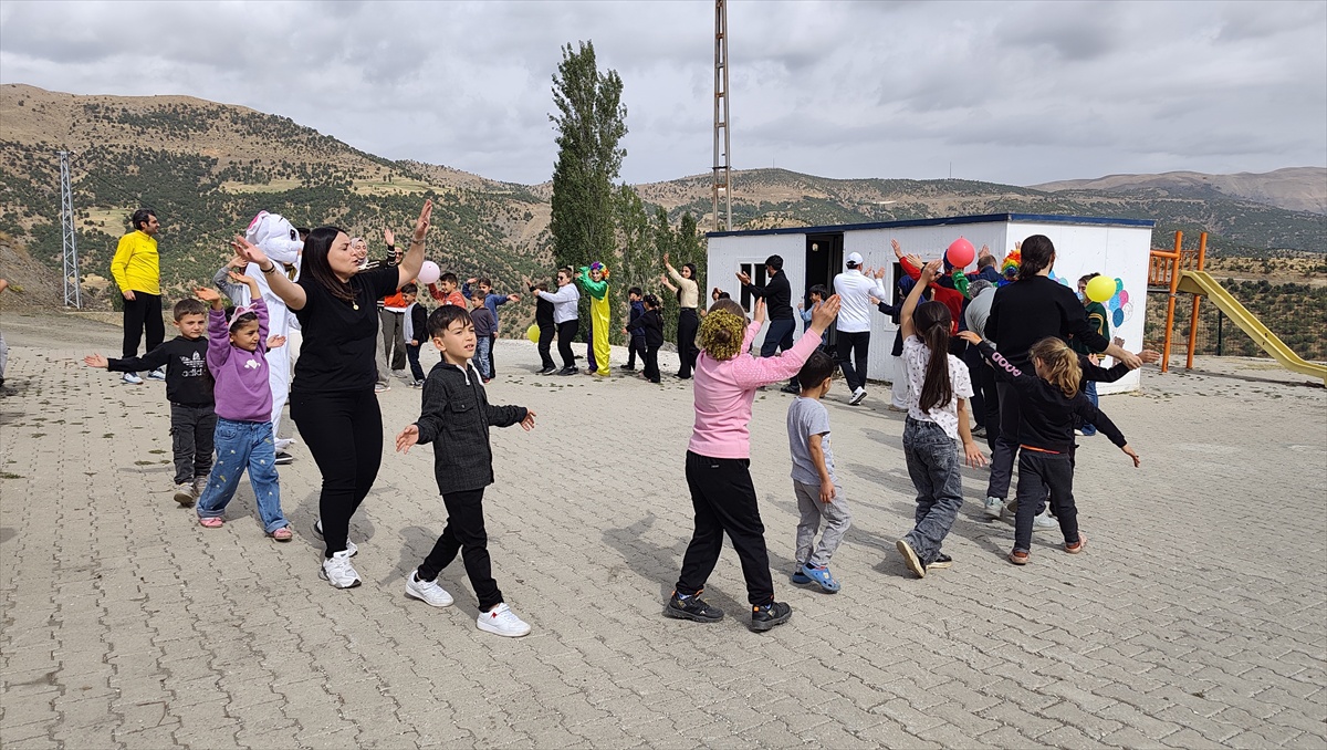 Bitlis Hizan'da gönüllüler köy okulu öğrencilerine oyuncak ve kırtasiye dağıttı