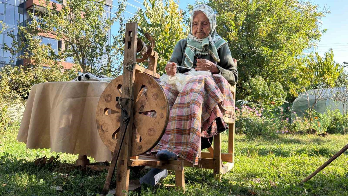 Bolu'da 90 yaşındaki Mümtaze Karadaş, yarım asırdır çıkrıkla yün eğiriyor