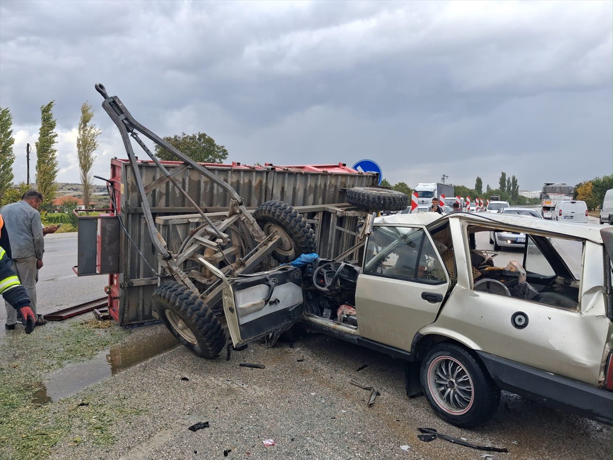 Burdur'da otomobilde sıkışan yaralı sürücüyü itfaiye erleri kurtardı