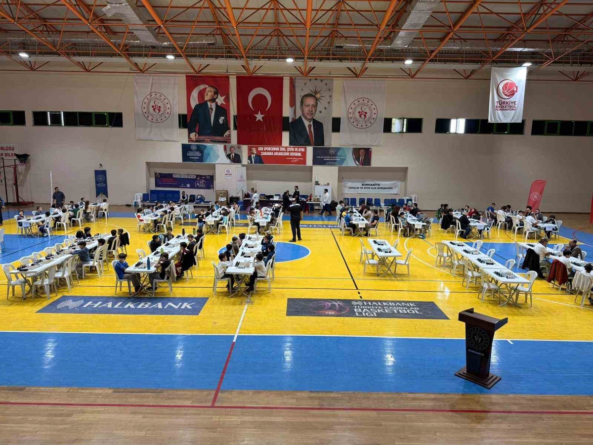 Burhaniye'de satranç turnuvasında 11 ilden 114 sporcu mücadele etti