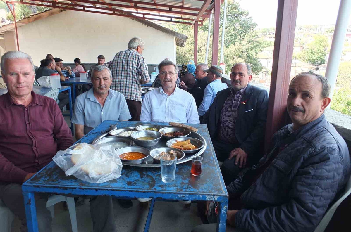 Burhaniye Kuyumcu'da düğünde 8 çeşit yemek ikram edildi, yüzlerce kişi ağırlandı