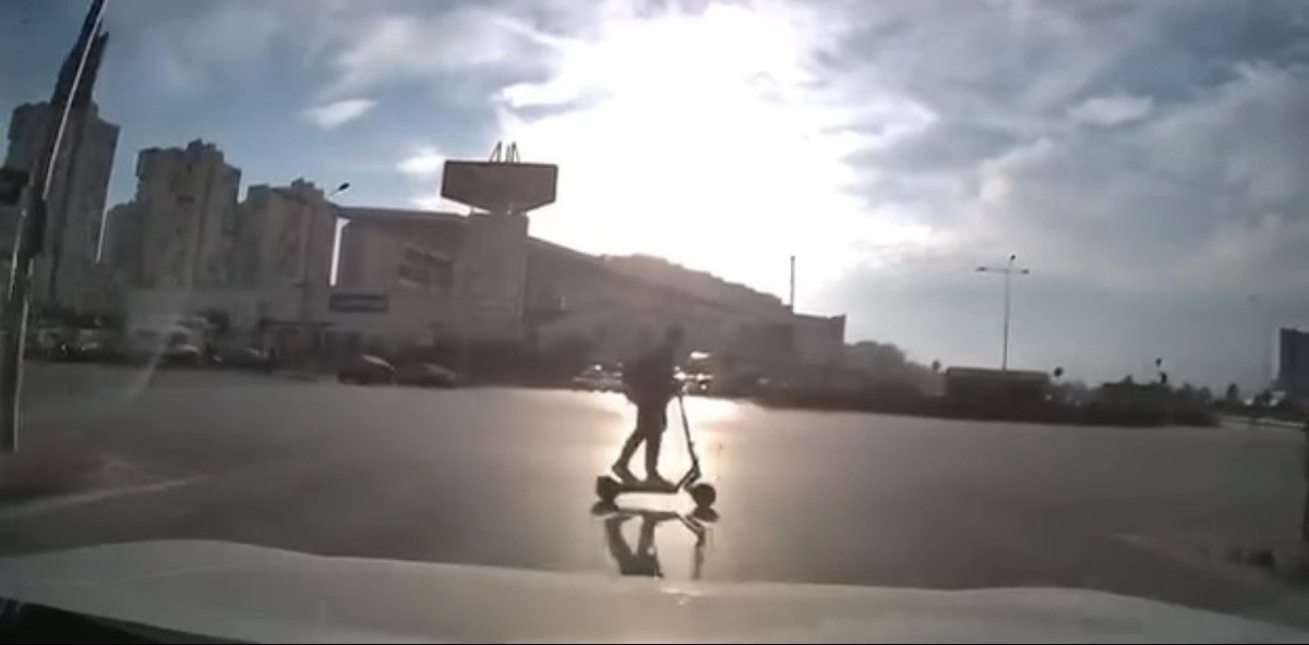 Bursa'da kırmızı ışık ihlali yapan elektrikli scooter sürücüsü çarpışmadan kurtuldu