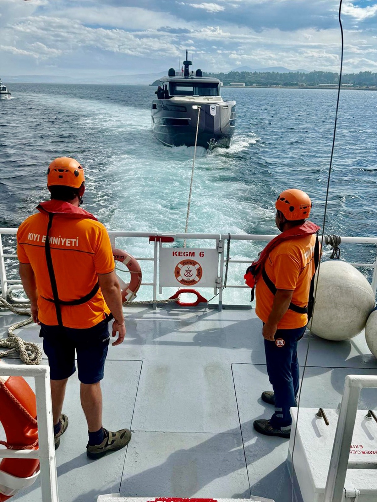 Çanakkale Boğazı'nda arızalanan tekne, 2 kişiyle Kıyı Emniyeti'nce kurtarıldı