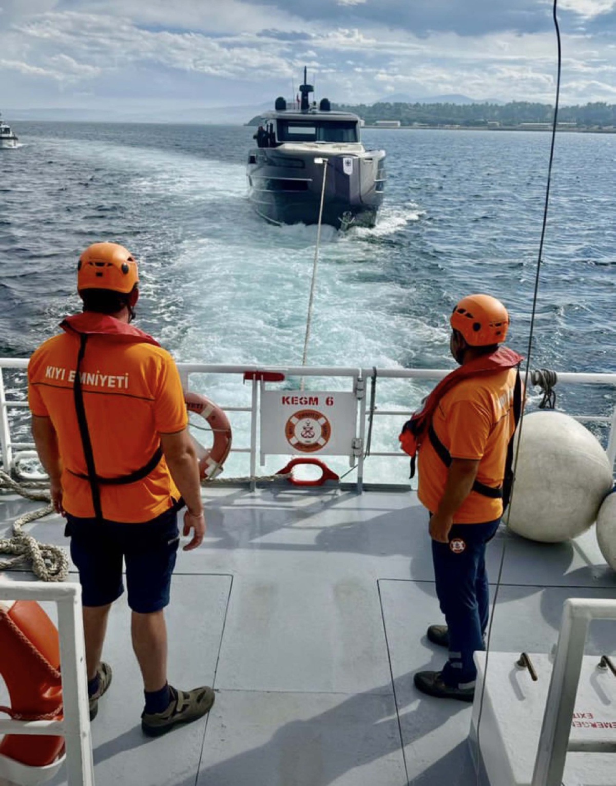 Çanakkale Boğazı'nda sürüklenen tekne, 2 kişiyle Eceabat'a yanaştırıldı