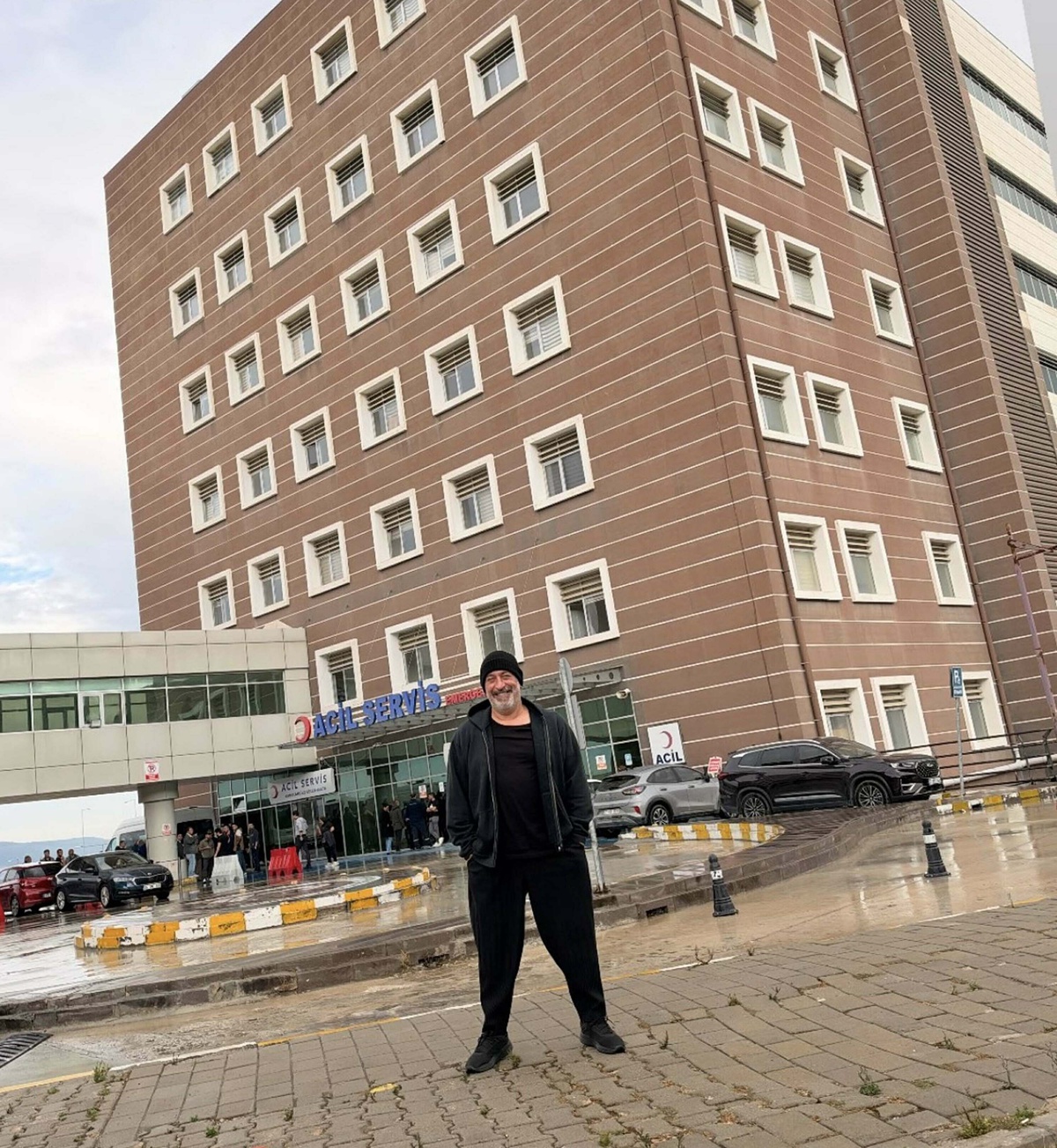Cem Yılmaz, tedavi gördüğü ÇOMÜ Hastanesi'ne kontrole gelip fotoğraf paylaştı