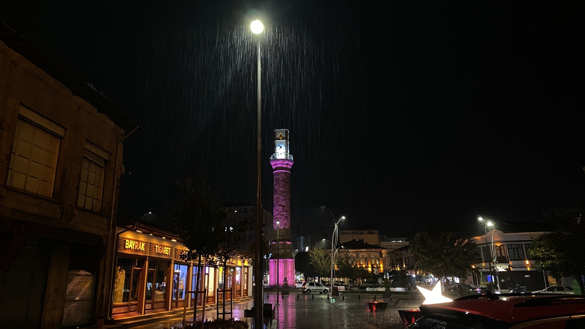 Çorum Saat Kulesi, Pembe Çorum 2026 Projesi kapsamında pembe ışıkla aydınlatıldı