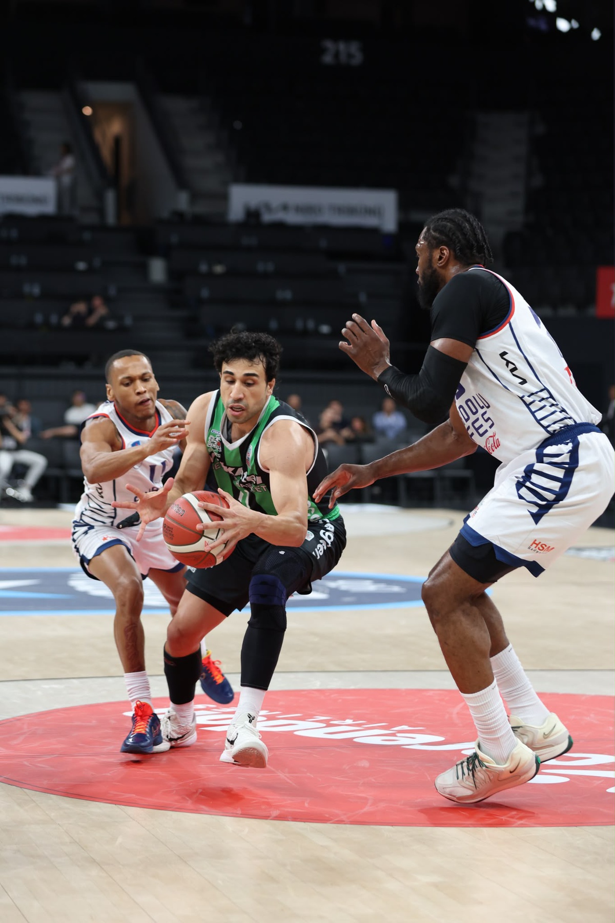 Denizli Basket, Anadolu Efes'e 85-76 yenilse de Benfica deplasmanına moralli gidiyor