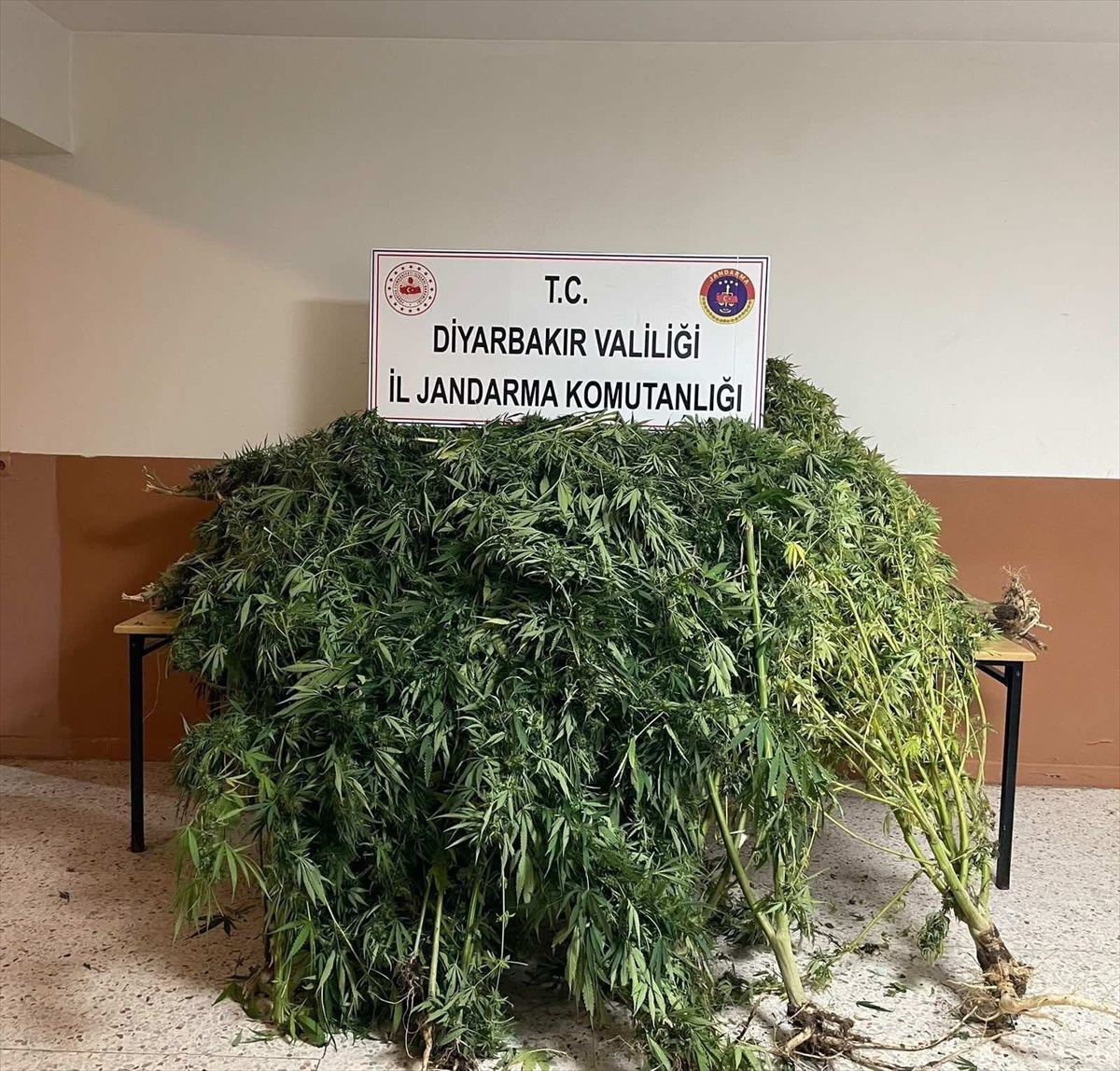 Diyarbakır'da uyuşturucu ticareti operasyonlarında 32 şüpheli işlem gördü