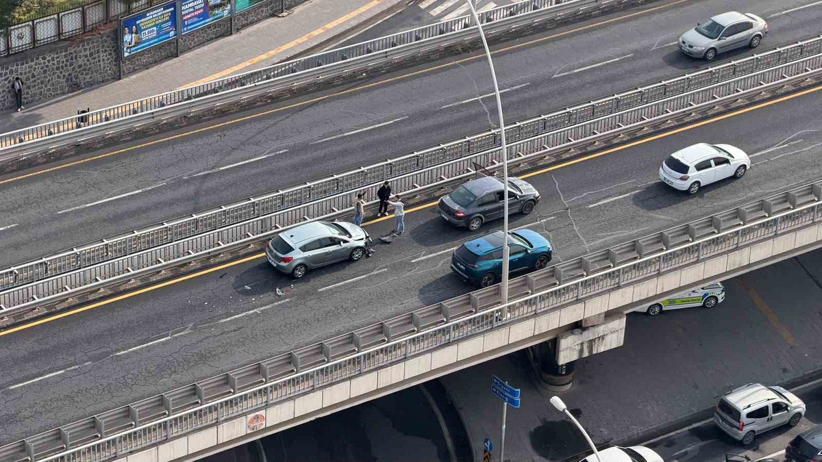 Diyarbakır Yenişehir'de 4 otomobilin karıştığı kazada yaralanan olmadı