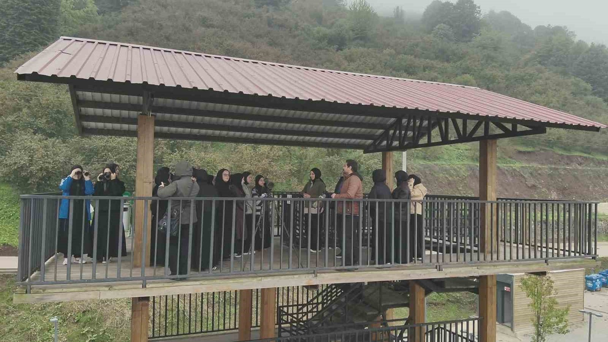 Düzce'de çevre kulübü öğrencileri Efteni Gölü'nde 35 kişilik ekiple kuş gözlemi yaptı