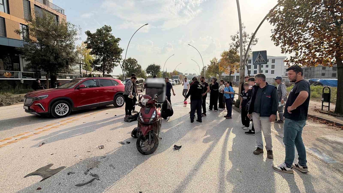 Düzce'de motokurye ile otomobil çarpıştı, 2 yaralı ambulansla hastaneye kaldırıldı