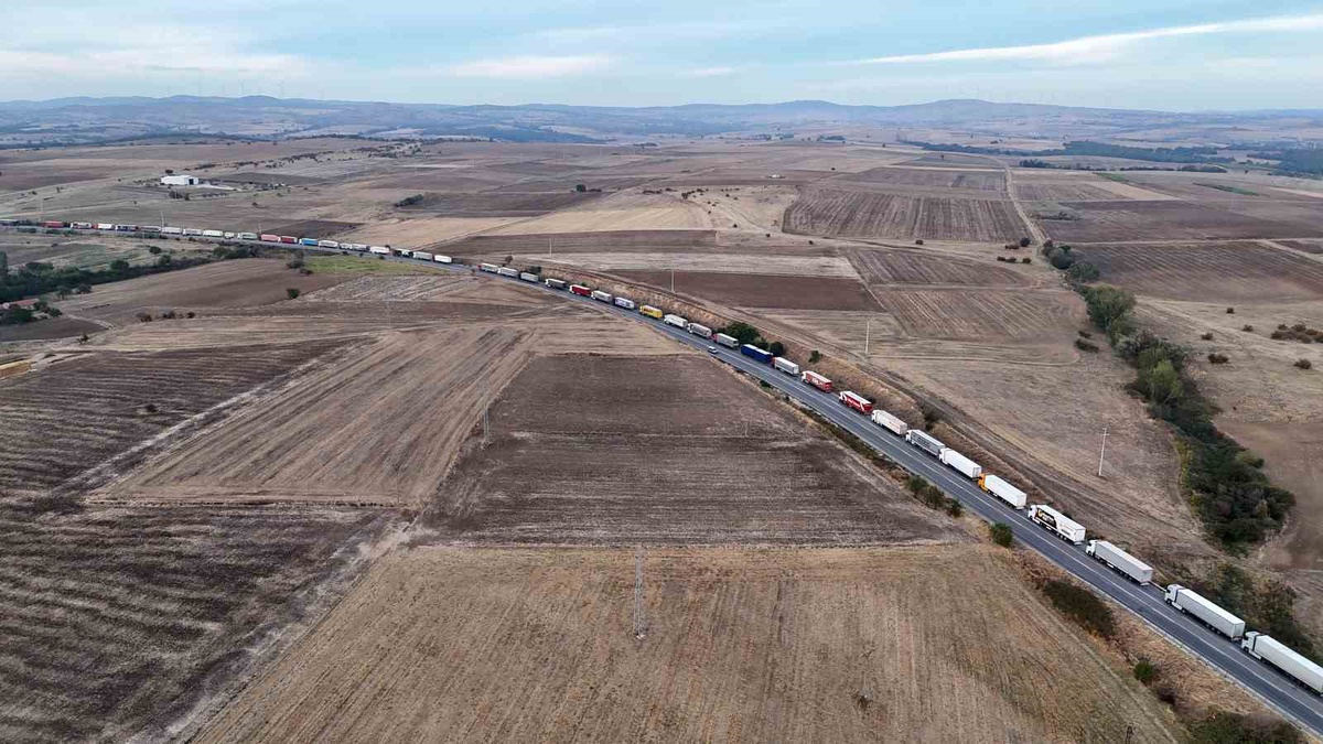 Edirne Hamzabeyli'de 37 kilometrelik tır kuyruğu şoförleri mağdur etti