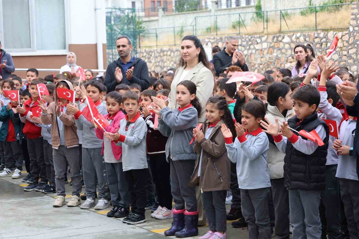 Elazığ'da bayrağı öpen 2. sınıf öğrencisini İl Milli Eğitim Müdürü ziyaret etti