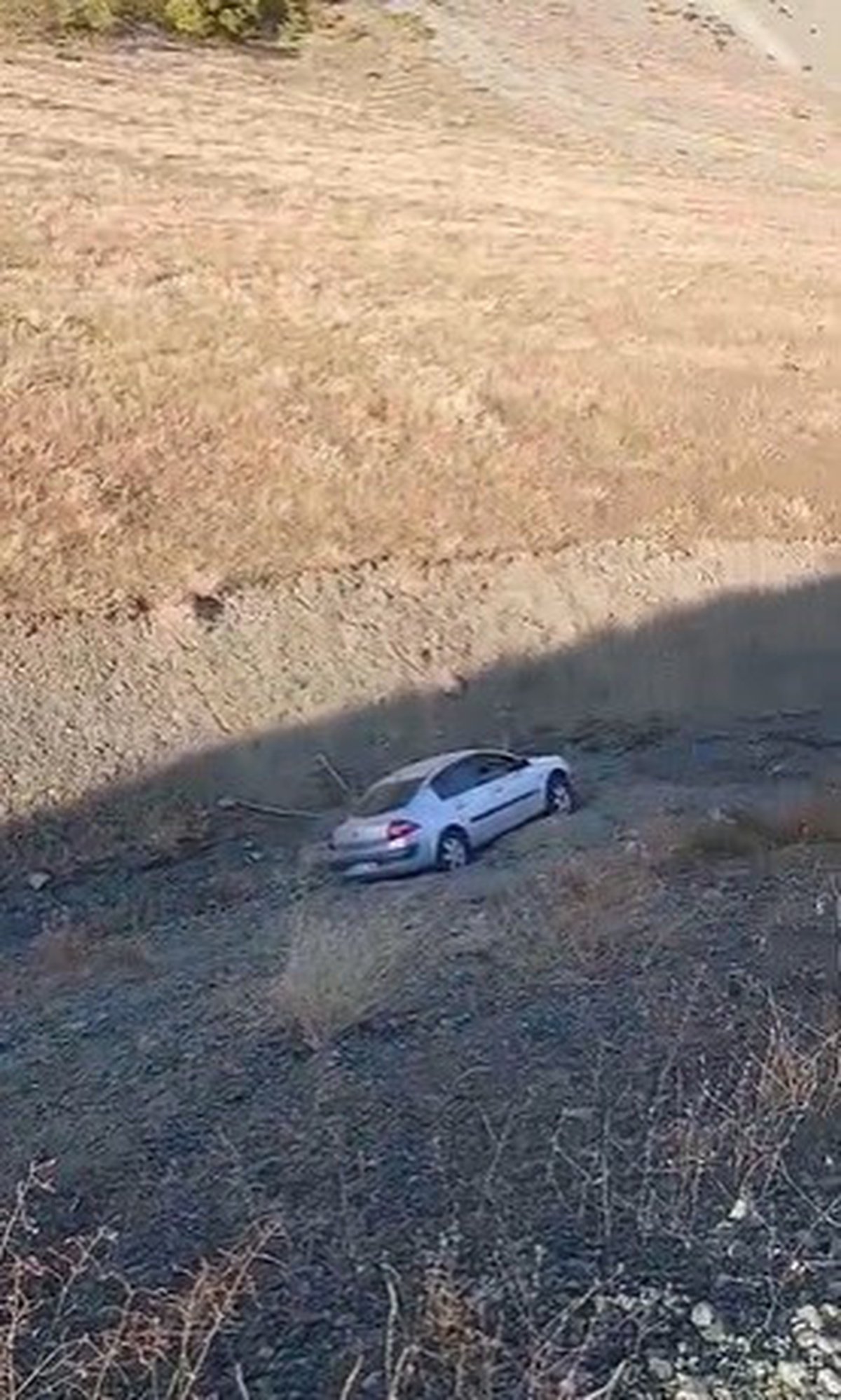 Elazığ Palu'da el freni tam çekilmeyen otomobil, sürücü uzaklaşınca dereye düştü