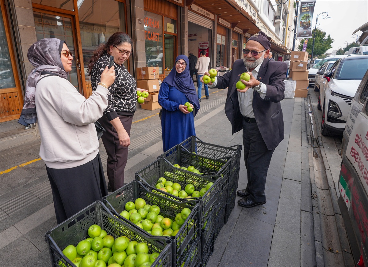 Elmacı Dede, 1300 kilo elmayı Diyarbakır'da askerlere ve vatandaşlara dağıttı